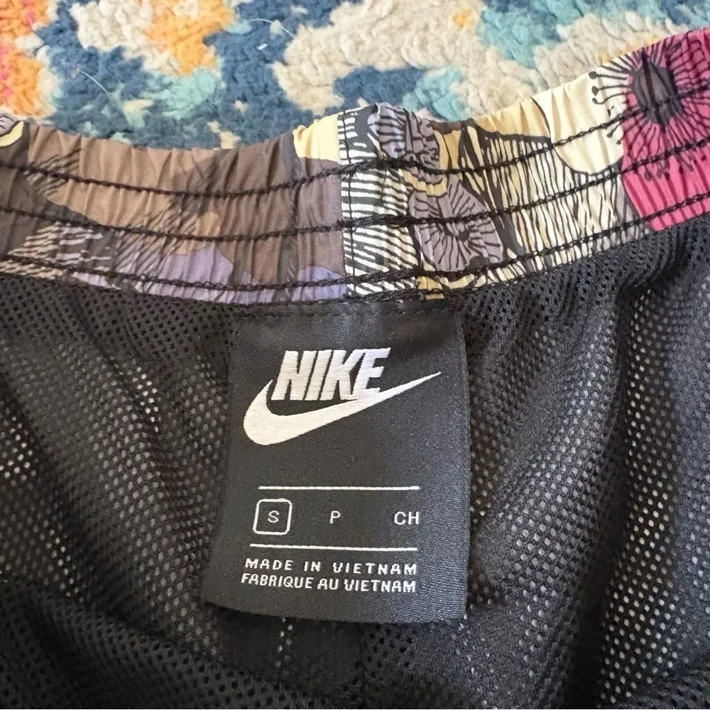 Woman’s Nike Femme Tempo Floral Running Shorts Small